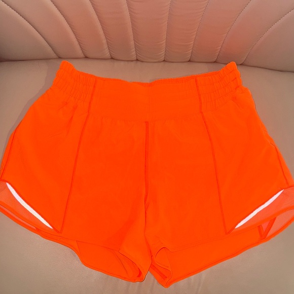 Lululemon size 8 hotty hot 4in shorts in bright orange - Picture 1 of 4